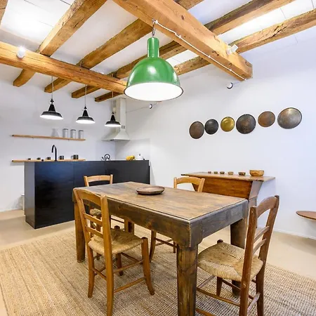 Skylight Duplex In Historic Center דירה פארמה