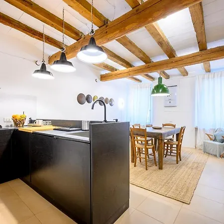 Skylight Duplex In Historic Center パルマ